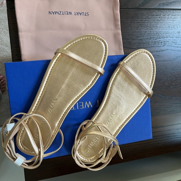 Stuart Weitzman Barelynude Flat Sandal in colour 'Ballet' gold size 9.5 - Picture 2 of 4